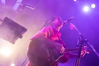 カナ（Vo, G, Key / CHAI）（撮影：中磯ヨシオ）