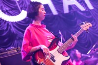 ユウキ（B, Cho / CHAI）（撮影：中磯ヨシオ）