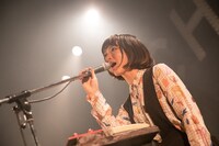 せんせい（Vo, Key / 東京カランコロン）（撮影：中磯ヨシオ）