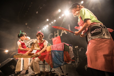 DJみそしるとMCごはんとくいしんぼうシスターズ。（撮影：中磯ヨシオ）