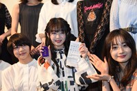 左からりりか、市川美織（NMB48）、秋月成美。