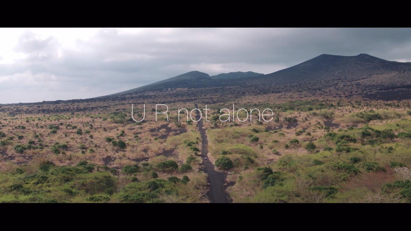 GReeeeN「U R not alone」ミュージックビデオより。