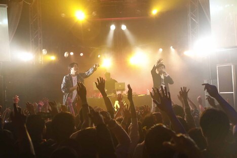 左からKEN THE 390、DOTAMA。(Photo by Saeka Shimada)