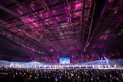 ステージと花道に広がって「桜ナイトフィーバー」を歌うハロー!プロジェクトメンバー。(写真提供:アップフロント)