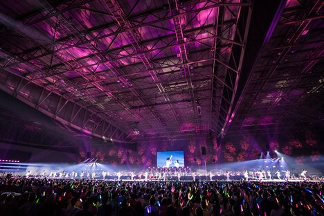 ステージと花道に広がって「桜ナイトフィーバー」を歌うハロー!プロジェクトメンバー。(写真提供:アップフロント)