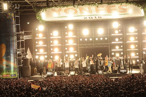 04 Limited Sazabysのアンコールの様子。（Photo by MASANORI FUJIKAWA）