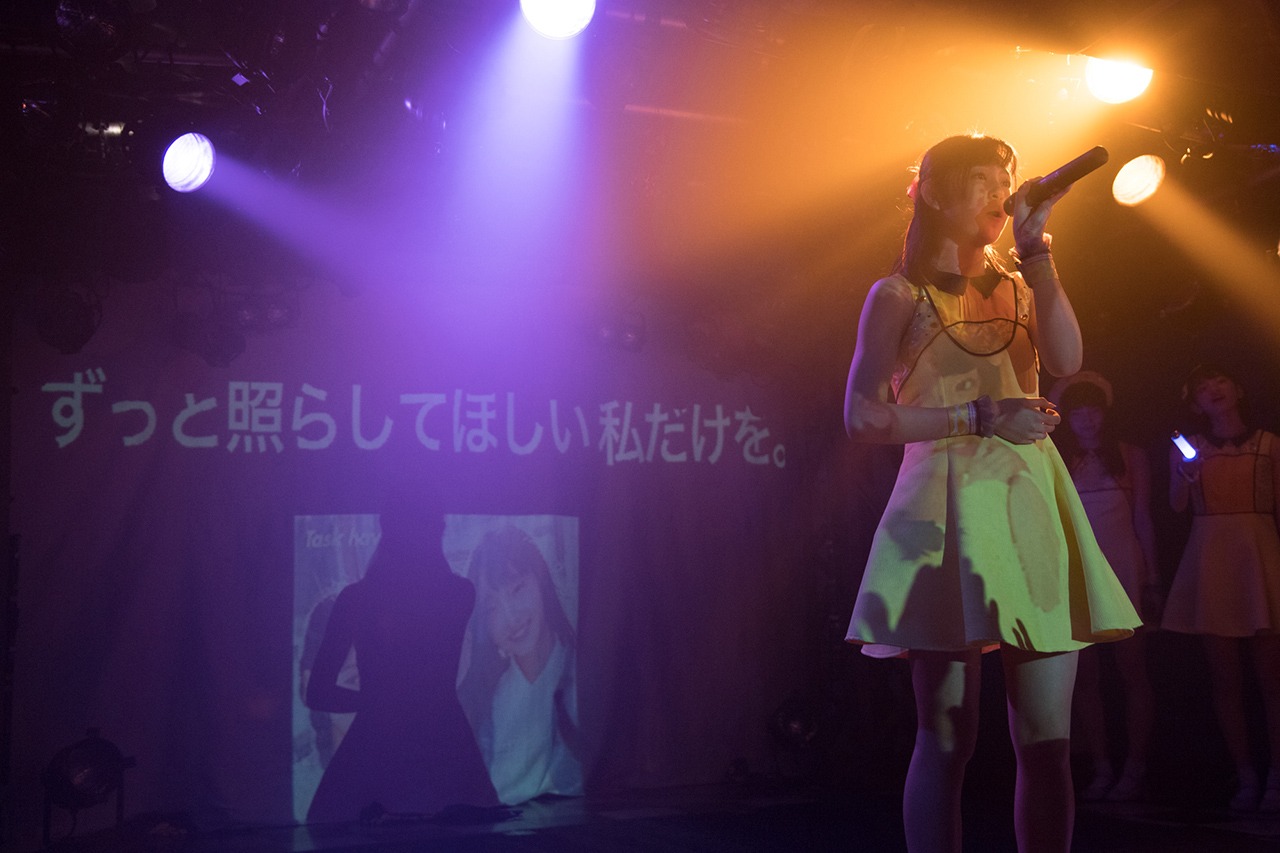 「全開!Teenage Riot!!」を「だから」というタイトルに変えて歌う白岡今日花。（撮影：林晋介）
