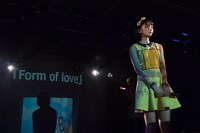 「マーブル色の気持ち」を「Form of love」というタイトルに変えて歌う熊澤風花。（撮影：林晋介）