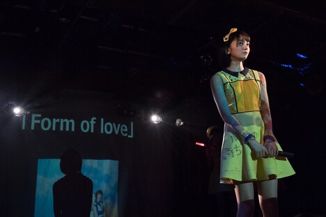 「マーブル色の気持ち」を「Form of love」というタイトルに変えて歌う熊澤風花。（撮影：林晋介）