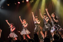 Devil ANTHEM.「桜前線ツアーだったら花吹雪」大阪・Shangri-La公演の様子。（写真提供：エイジアプロモーション）