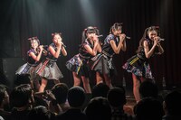 Devil ANTHEM.「桜前線ツアーだったら花吹雪」大阪・Shangri-La公演の様子。（写真提供：エイジアプロモーション）