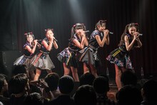 Devil ANTHEM.「桜前線ツアーだったら花吹雪」大阪・Shangri-La公演の様子。（写真提供：エイジアプロモーション）
