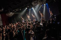 Devil ANTHEM.「桜前線ツアーだったら花吹雪」大阪・Shangri-La公演の様子。（写真提供：エイジアプロモーション）