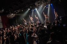Devil ANTHEM.「桜前線ツアーだったら花吹雪」大阪・Shangri-La公演の様子。（写真提供：エイジアプロモーション）