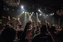 Devil ANTHEM.「桜前線ツアーだったら花吹雪」大阪・Shangri-La公演の様子。（写真提供：エイジアプロモーション）