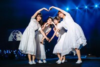 「波打ち際を走らないか？」を歌う菅井友香、守屋茜、渡辺梨加、渡邉理佐。（撮影：上山陽介）