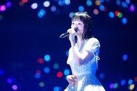 「再生する細胞」を歌う今泉佑唯。（撮影：上山陽介）