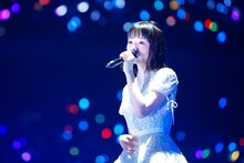 「再生する細胞」を歌う今泉佑唯。（撮影：上山陽介）