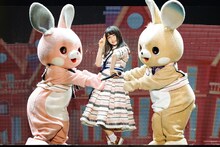 うさぎのキャラクターを引き連れて「100年待てば」を披露する長濱ねる。（撮影：上山陽介）