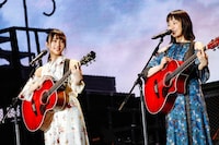 「ゼンマイ仕掛けの夢」を弾き語りで披露する小林由依（左）、今泉佑唯（右）によるユニット“ゆいちゃんず”。（撮影：上山陽介）