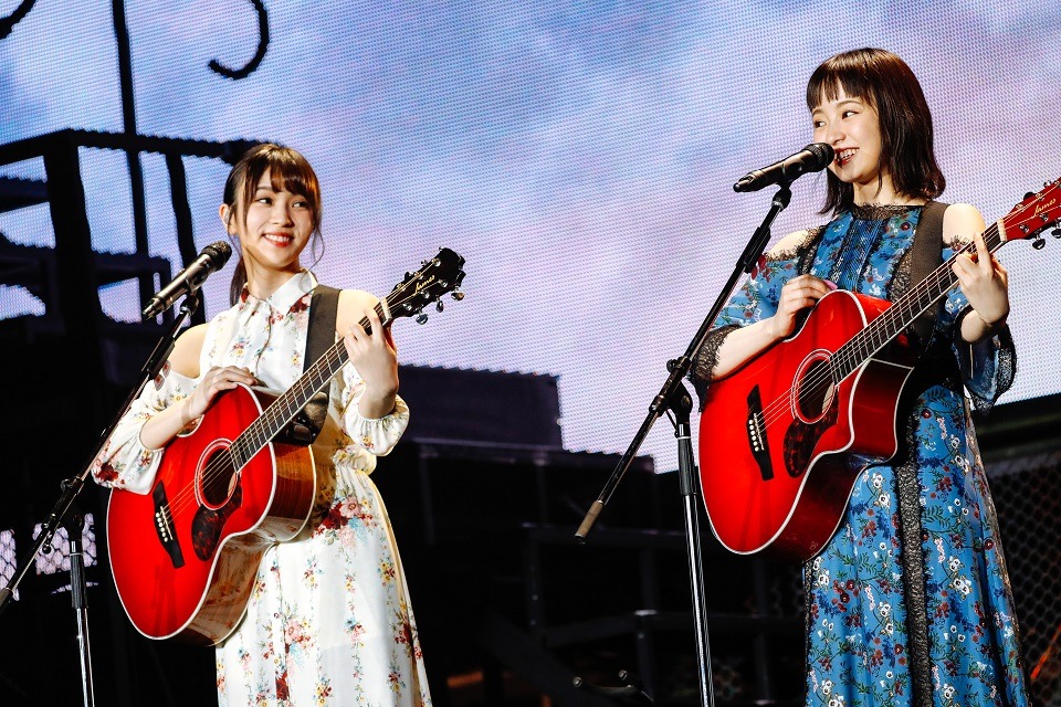 「ゼンマイ仕掛けの夢」を弾き語りで披露する小林由依（左）、今泉佑唯（右）によるユニット“ゆいちゃんず”。（撮影：上山陽介）