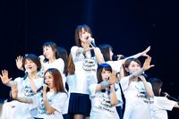 「太陽は見上げる人を選ばない」を歌う欅坂46。（撮影：上山陽介）