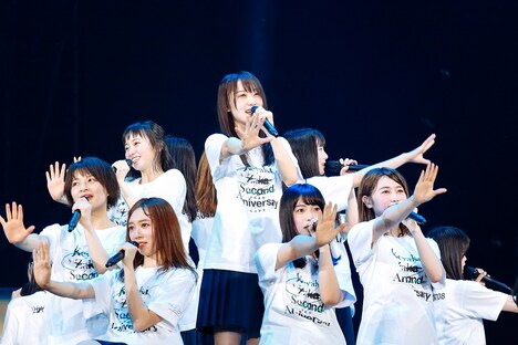 「太陽は見上げる人を選ばない」を歌う欅坂46。(撮影:上山陽介)