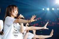 目に涙を浮かべる菅井友香。（撮影：上山陽介）