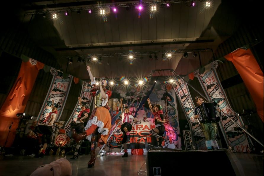 チャラン・ポ・ランタン、日比谷野音のブタ音楽祭は大盛況