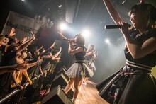 Devil ANTHEM.「桜前線ツアーだったら花吹雪」大阪・Shangri-La公演の様子。（写真提供：エイジアプロモーション）