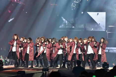「ガラスを割れ!」を披露する欅坂46。