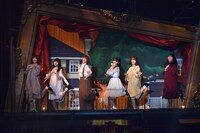 「バレエと少年」を歌う上村莉菜、尾関梨香、小池美波、長沢菜々香、原田葵、米谷奈々未。