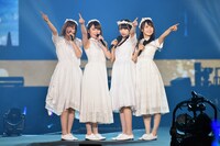 「波打ち際を走らないか？」を歌う渡邉理佐、菅井友香、守屋茜、渡辺梨加。