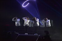 「AM1:27」を披露する小池美波、小林由依、鈴本美愉、渡邉理佐。