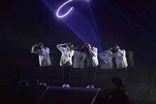 「AM1:27」を披露する小池美波、小林由依、鈴本美愉、渡邉理佐。