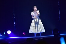 「再生する細胞」を歌う今泉佑唯。