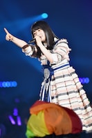 「100年待てば」を歌う長濱ねる。