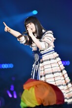 「100年待てば」を歌う長濱ねる。