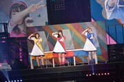 「バスルームトラベル」を歌う尾関梨香、長濱ねる、小池美波。