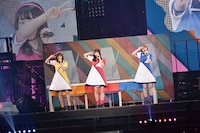 「バスルームトラベル」を歌う尾関梨香、長濱ねる、小池美波。