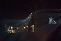 「1行だけのエアメール」を歌う小林由依（左）、今泉佑唯（右）によるユニット“ゆいちゃんず”。