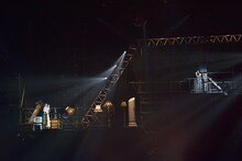 「1行だけのエアメール」を歌う小林由依（左）、今泉佑唯（右）によるユニット“ゆいちゃんず”。