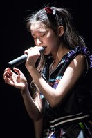 「Replay」でアカペラを披露するKURUMI.。