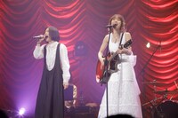 「ONLY≠LONELY」を歌う小南泰葉とLiSA。（撮影：上飯坂一）