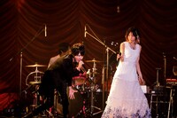 「ASH」を歌うマオ（シド）とLiSA。（撮影：上飯坂一）