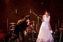 「ASH」を歌うマオ（シド）とLiSA。（撮影：上飯坂一）