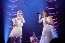 「oath sign」をデュエットするMay'nとLiSA。（撮影：上飯坂一）