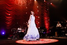 LiSA「LiVE is Smile Always～FUN & FANFARE～[Acoustic Time]」の様子。（撮影：上飯坂一）