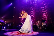 LiSA「LiVE is Smile Always～FUN & FANFARE～[Acoustic Time]」の様子。（撮影：上飯坂一）