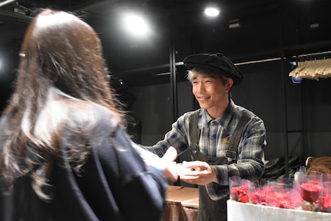 赤いバラをファンに手渡すeyeron。